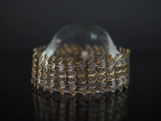 Vente aux enchères Bracelet articulé en argent 800, à décor filigranés et ajouré.  Chaine