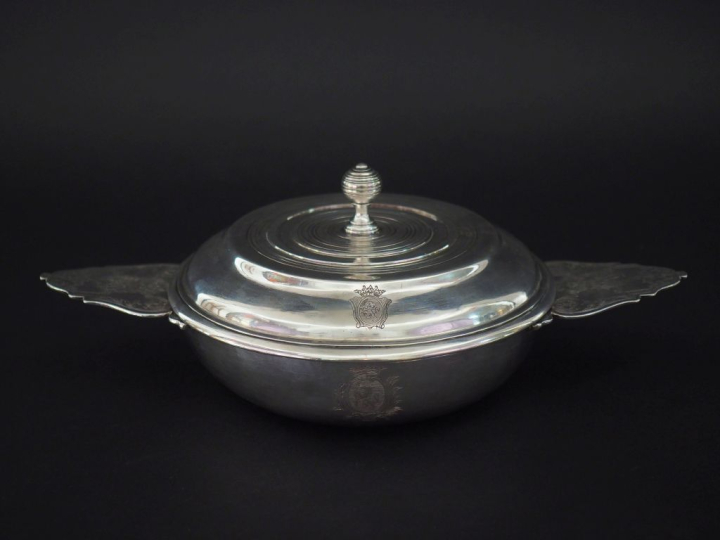 Bouillon à oreilles XVIIIème en argent. Prises, à décor de coquilles, 