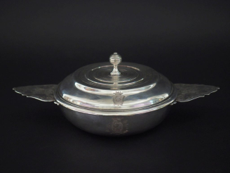 Vente aux enchères Bouillon à oreilles XVIIIème en argent. Prises, à décor de coquilles, 