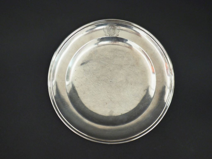 Petite assiette XVIIIème en argent, modèle à filet, à décor d'armoirie