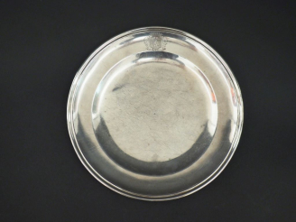 Vente aux enchères Petite assiette XVIIIème en argent, modèle à filet, à décor d'armoirie