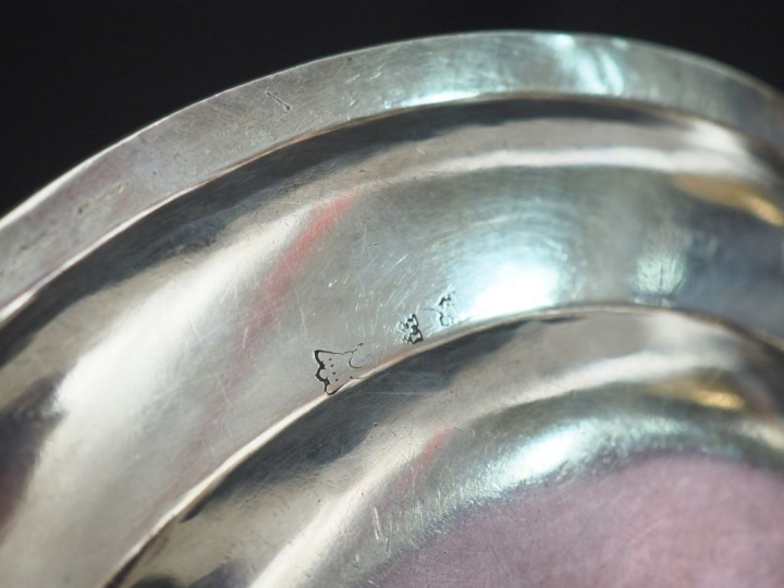 Petite assiette XVIIIème en argent, modèle à filet, à décor d'armoirie
