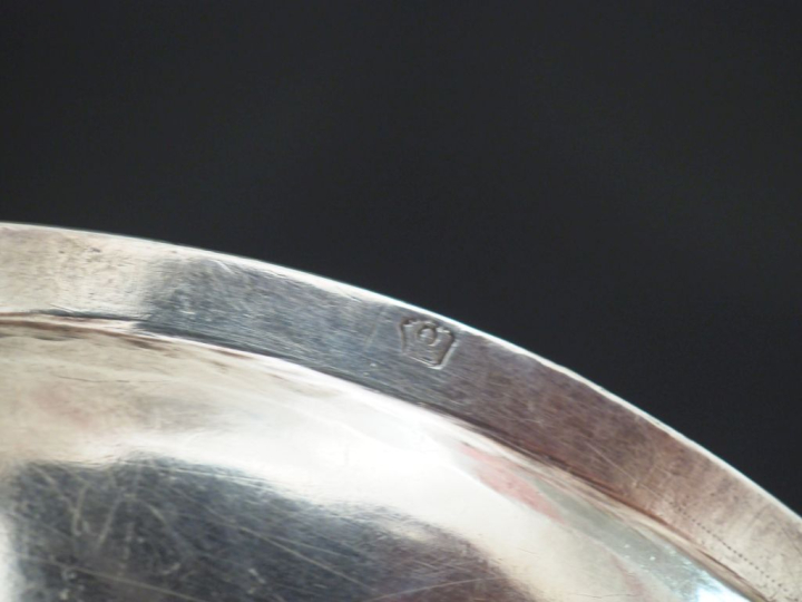 Petite assiette XVIIIème en argent, modèle à filet, à décor d'armoirie
