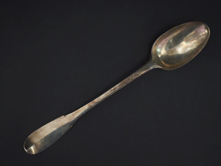 Grande cuillère à ragoût XVIIIème en argent, modèle uniplat.  Long. 31