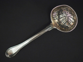 Vente aux enchères Cuillère à saupoudrer XVIIIème en argent, modèle à filet, à décor d'ar