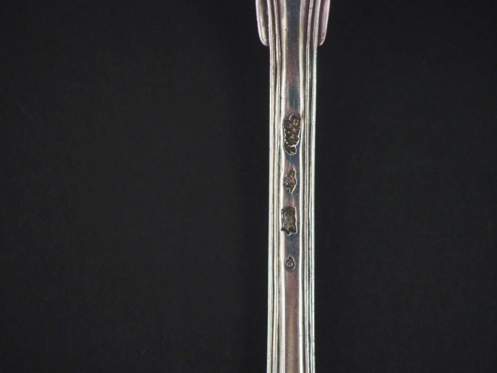 Cuillère à saupoudrer XVIIIème en argent, modèle à filet, à décor d'ar