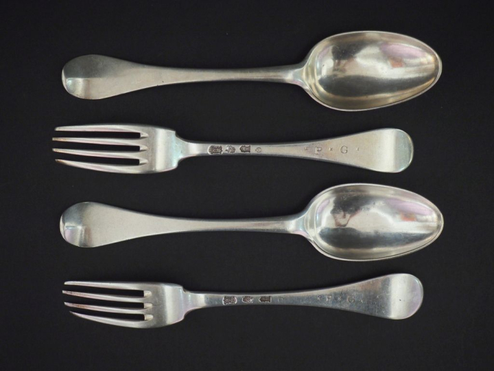 Suite de deux grands couverts XVIIIème en argent.  Poids. 357 g   