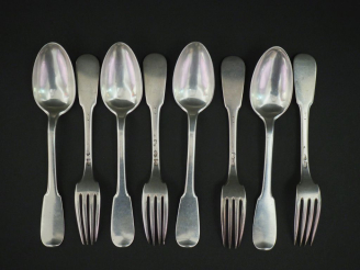 Vente aux enchères Suite de quatre grands couverts XVIIIème en argent, modèle uniplat. Mo