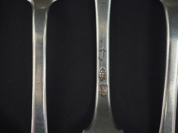 Suite de quatre grands couverts XVIIIème en argent, modèle uniplat. Mo