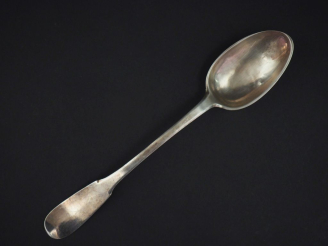Vente aux enchères Cuillère à ragoût XVIIIème en argent.  Long. 31 cm Poids. 146 g   