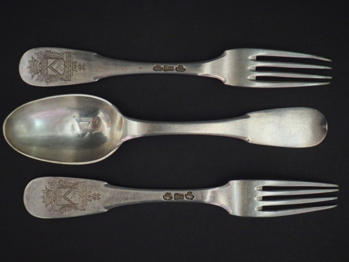 Un grand couvert et une fourchette XVIIIème en argent, modèle uniplat.
