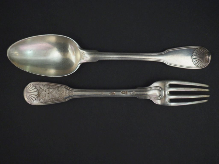 Couvert XVIIIème en argent, modèle à double coquille.  Armorié. Poids.