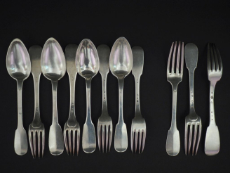 Vente aux enchères Quatre grand couverts et trois fourchettes en argent, poinçons et modè