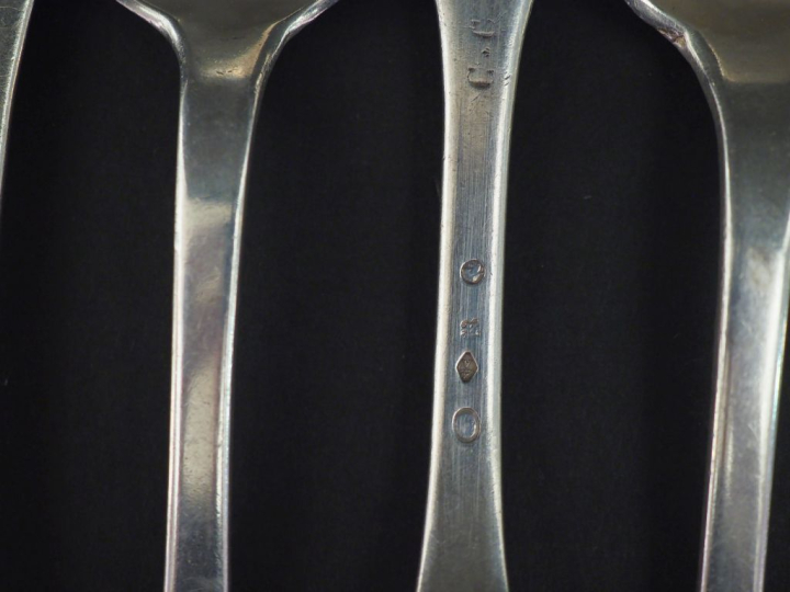 Quatre grand couverts et trois fourchettes en argent, poinçons et modè