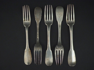 Vente aux enchères Ensemble comprenant une suite de trois et de deux grands fourchettes X