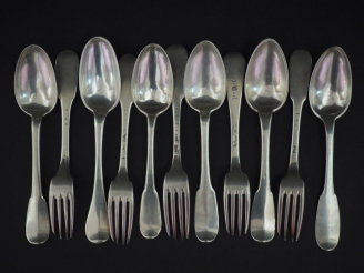 Vente aux enchères Cinq grands couverts et une cuillère XVIIIème en argent.  Poids. 850 g
