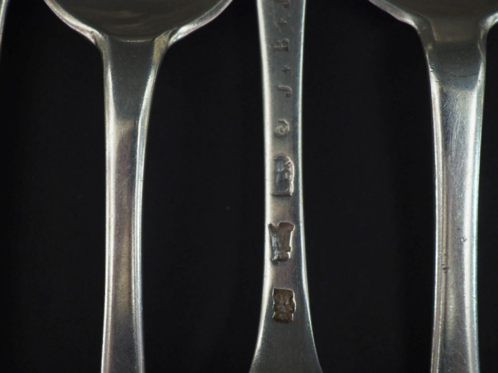 Cinq grands couverts et une cuillère XVIIIème en argent.  Poids. 850 g