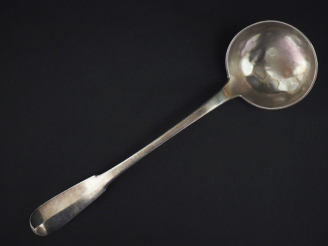 Vente aux enchères Grande louche en argent, poinçon au Coq. Armoriée. Long. 35,5 cm Poids