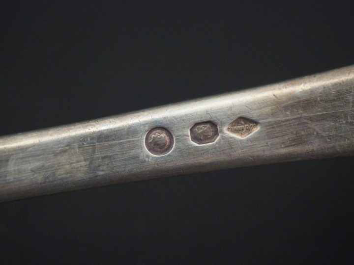 Grande louche en argent, poinçon au Coq. Armoriée. Long. 35,5 cm Poids