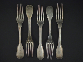 Vente aux enchères Suite de quatre grandes fourchettes en argent 950, poinçon au Coq, mod