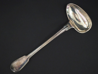 Vente aux enchères Louche à crème en argent 950, poinçon au Coq, modèle à filet.  Monogra