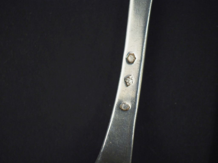 Ensemble comprenant :  - un grand couverts et une cuillère Restauratio