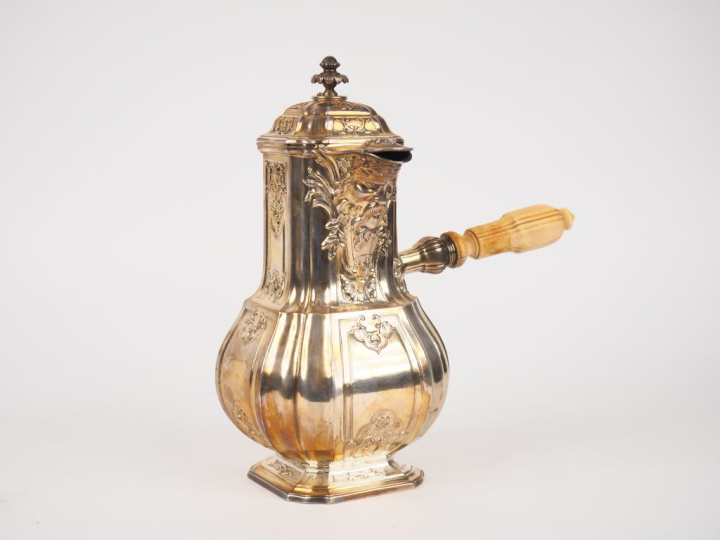 E. PUIFORCAT Chocolatière en argent 925, poinçon Minerve, à décor de f