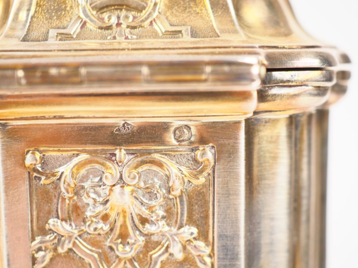 E. PUIFORCAT Chocolatière en argent 925, poinçon Minerve, à décor de f