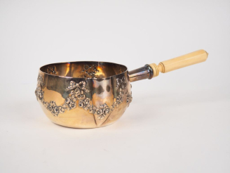 Vente aux enchères LLAPAR, Paris Casserole à bec verseur de style Louis XVI en argent 925