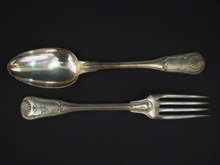 Suite de douze grands couverts de style Louis XV en argent 925, poinço