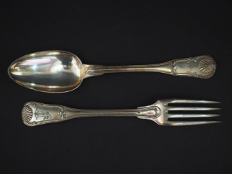 Vente aux enchères Suite de douze grands couverts de style Louis XV en argent 925, poinço