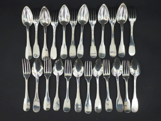 Vente aux enchères Douze couverts en argent 925, modèle uniplat.  Poinçon dépareillés.  P