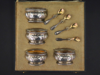 Vente aux enchères Suite de quatre salerons et leur pelle à sel de style Louis XV en arge