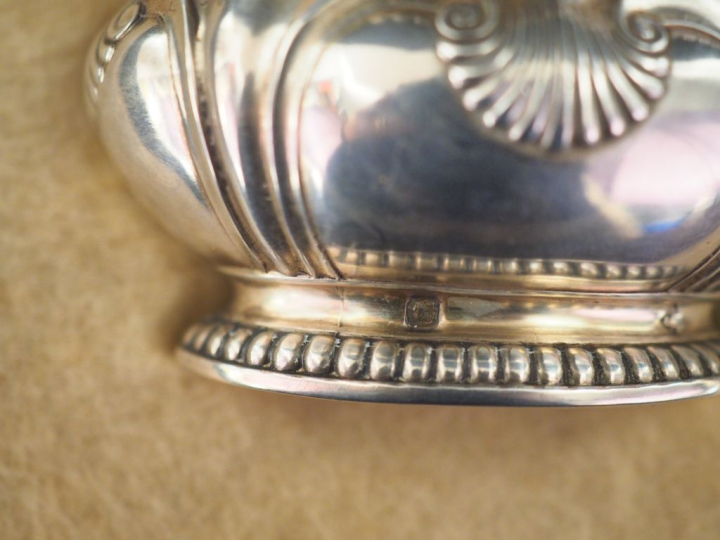 Suite de quatre salerons et leur pelle à sel de style Louis XV en arge