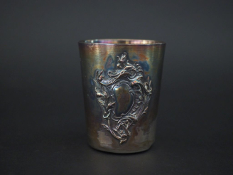 Vente aux enchères Timbale à fond plat de style Louis XV en argent 925, poinçon Minerve, 