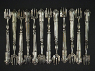 Vente aux enchères Suite de douze fourchettes à huitre en argent fourré et argent 925, po