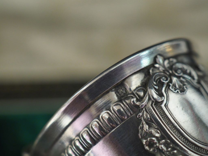 Suite de douze petites cuillères de style Louis XV en argent et vermei