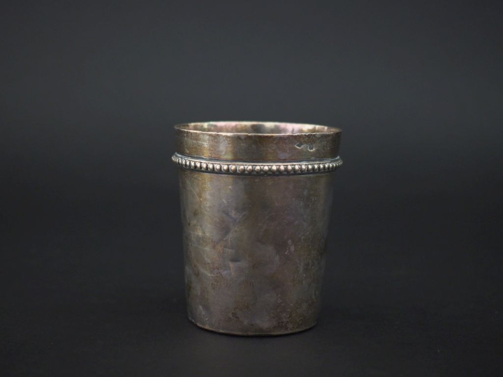 Timbale à fond plat en argent 925, poinçon Minerve, à décor de rang de