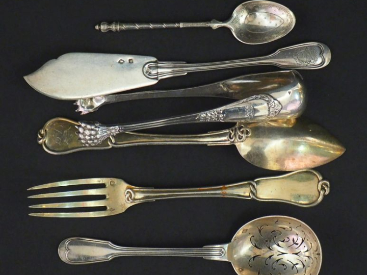Ensemble comprenant :  - un couvert de style Louis XV en vermeil secon
