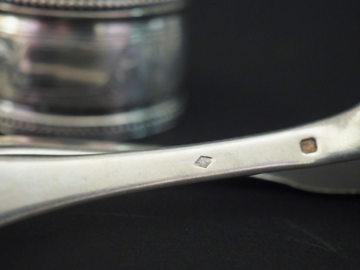 Ensemble comprenant :  - un rond de serviette en argent 925, poinçon M