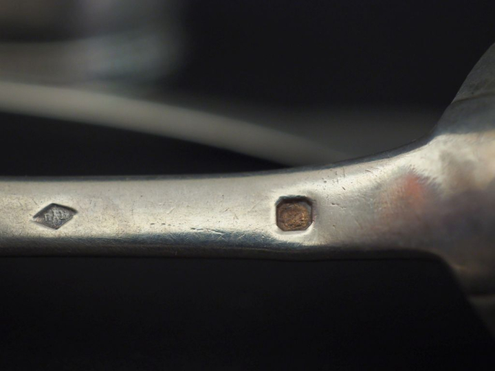 Ensemble comprenant :  - un rond de serviette en argent 925, poinçon M