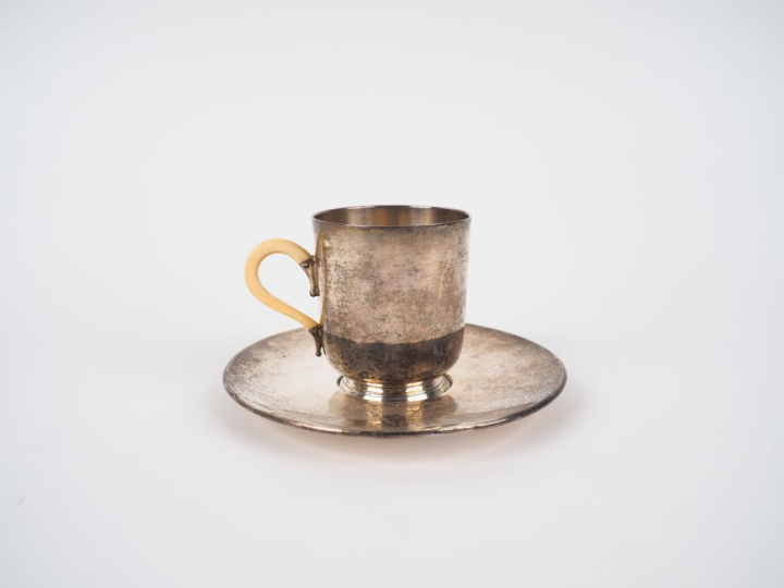 Ensemble comprenant :  - une tasse et sa sous tasse en argent lisse 92
