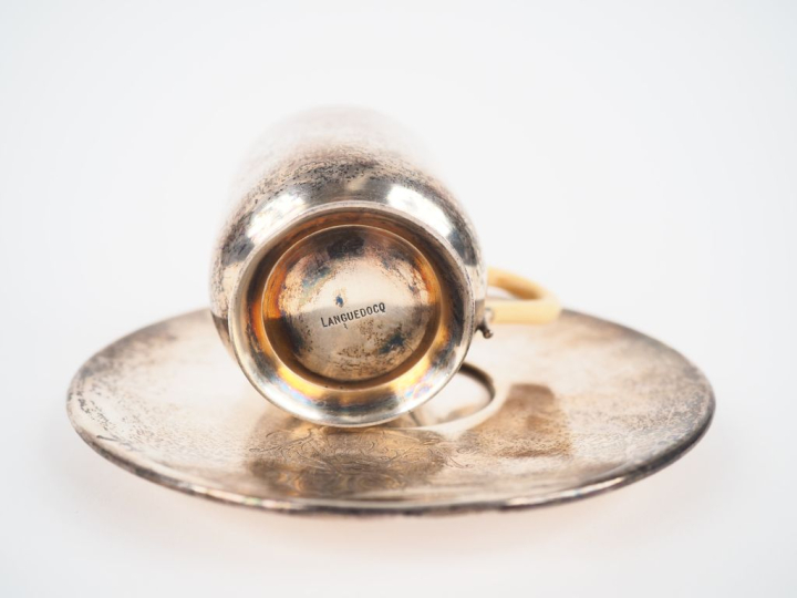 Ensemble comprenant :  - une tasse et sa sous tasse en argent lisse 92