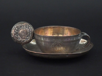 Vente aux enchères Tasse et sa sous-tasse de style Louis XVI en argent 925, poinçon Miner