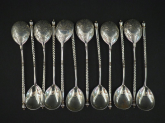 Vente aux enchères Suite de douze cuillères en argent russe, à décor de vase fleuri.  Man