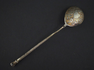 Vente aux enchères Cuillère en argent russe, à décor de fleurs et de cartouche.  Manche t