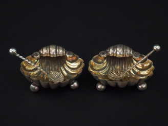 Vente aux enchères Paire de salerons en argent étranger et vermeil, en forme de coquille.