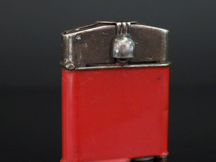 HERMES, Paris Briquet double ouverture en acier et acier laqué rouge. 