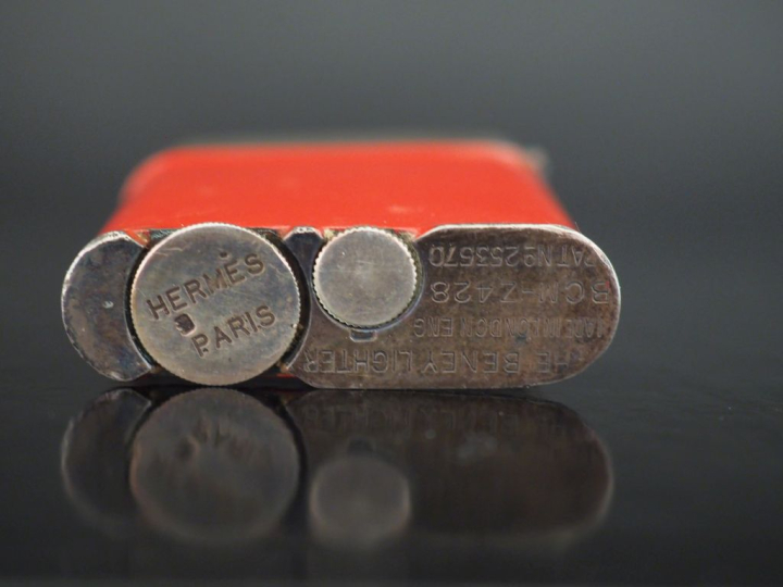 HERMES, Paris Briquet double ouverture en acier et acier laqué rouge. 