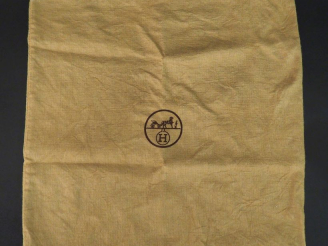 Vente aux enchères HERMES, Paris Dust bag. 48,5 x 48 cm